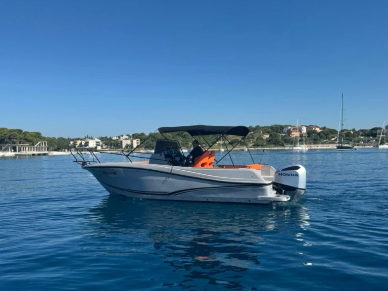 Motorboat for rent Makarska at the best price