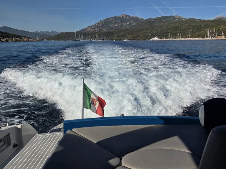 Motorboat rental with or without captain Baia Poltu Quatu