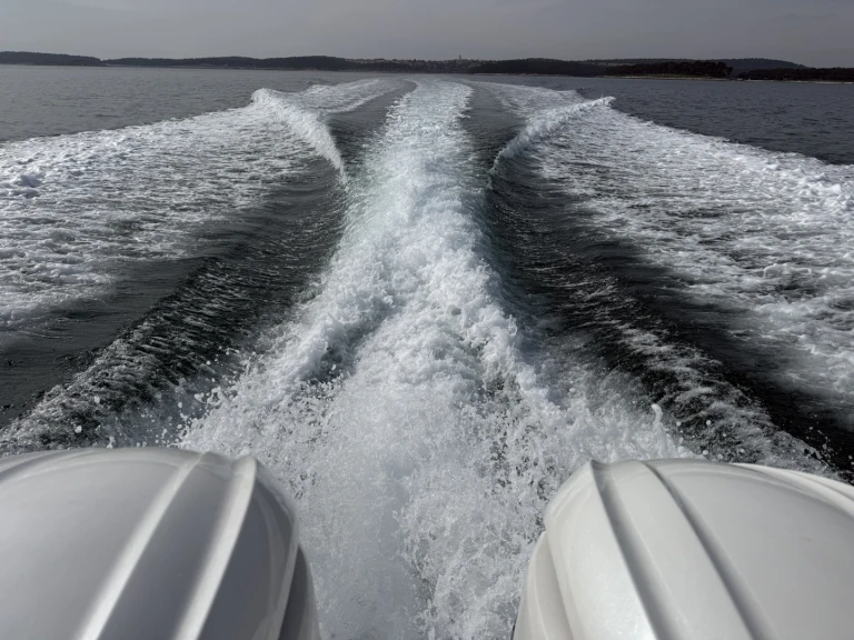 Motorboat rental with or without captain Jeanneau Medulin