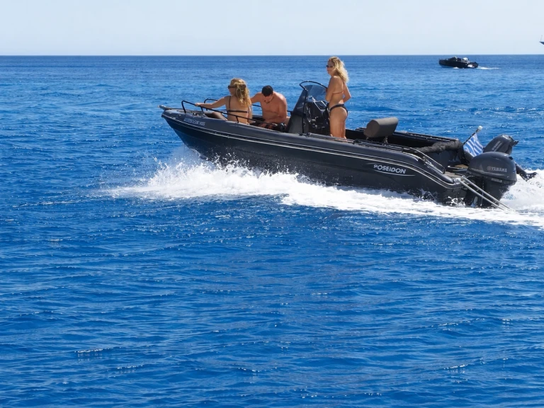 Motorboat for rent Mílos at the best price