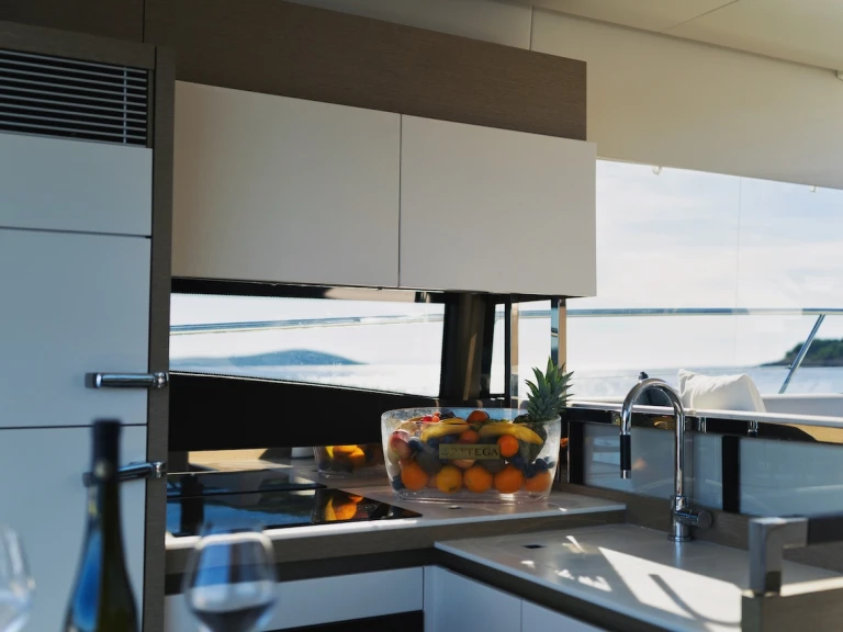 Rent a Jeanneau Prestige 520 S Marina Lav