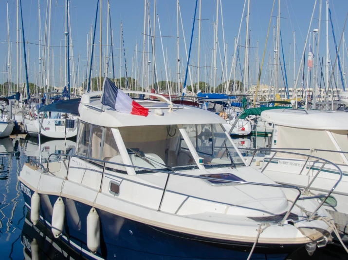 Bareboat Rental Motorboat Jeanneau with a boat licence