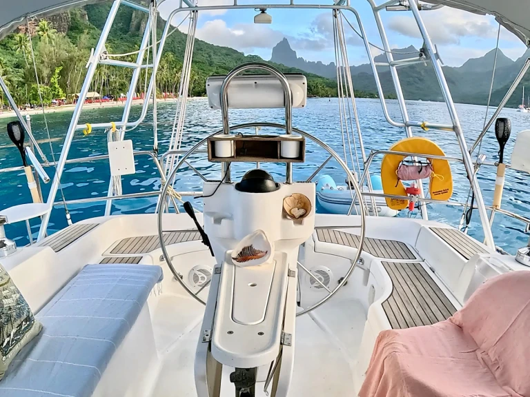 Sailboat rental with or without captain Bénéteau Philippine