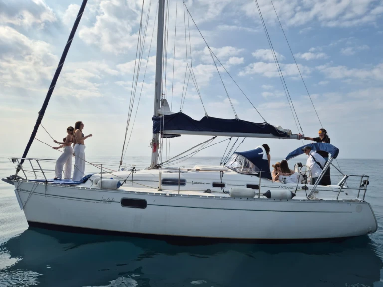 Bénéteau Oceanis 321 in Andora on SamBoat