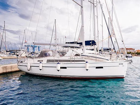 Rent a Bavaria Bavaria Cruiser 37 B Betina