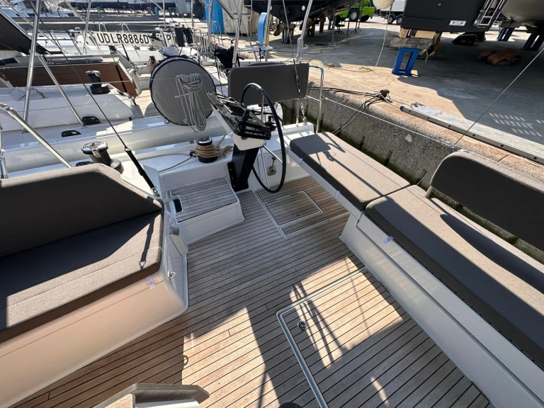 Sailboat for rent Salerno at the best price