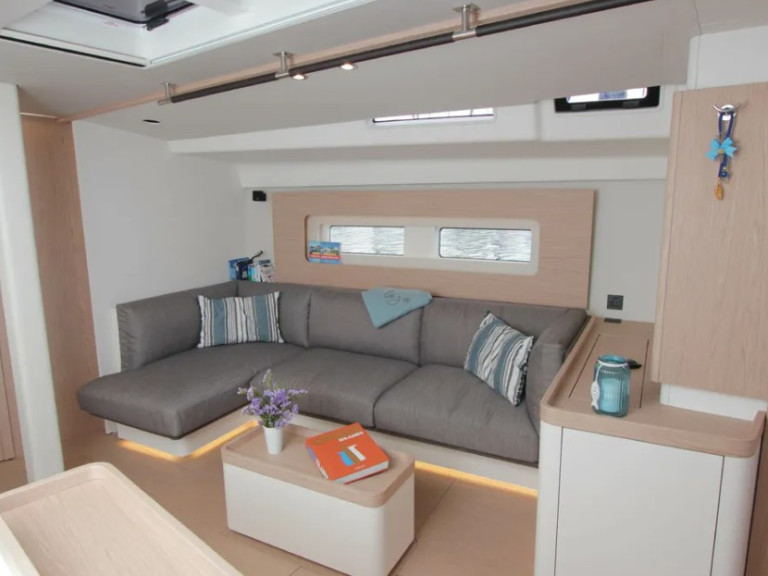 Sailboat rental with or without captain Bénéteau Lávrio