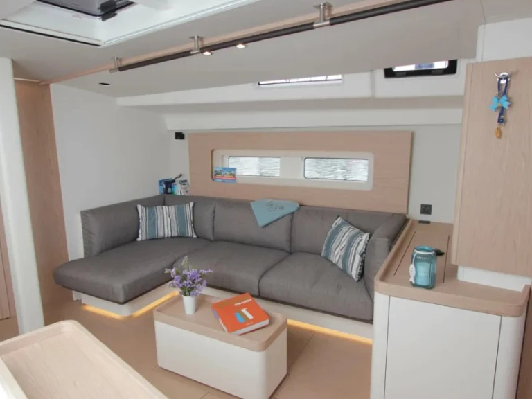 Sailboat rental with or without captain Bénéteau Lávrio