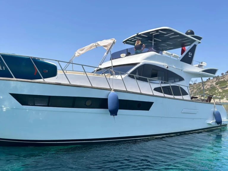 Bareboat Rental Luxury Yacht Custom Made with a boat licence