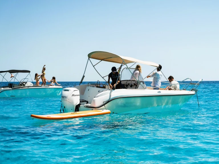 Bareboat Rental Motorboat Marion with a boat licence