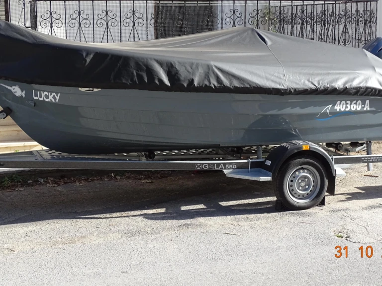 Motorboat for rent Parálio Ástros at the best price