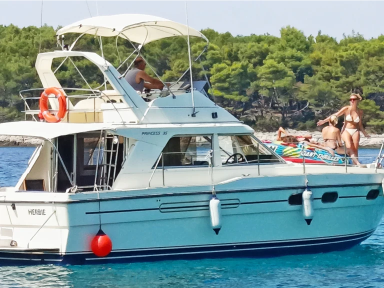 Yacht charter Mali Lošinj cheap Princess 35 Fly