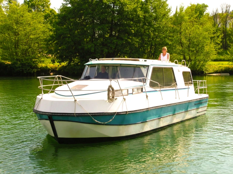 Motorboat for rent Sireuil at the best price
