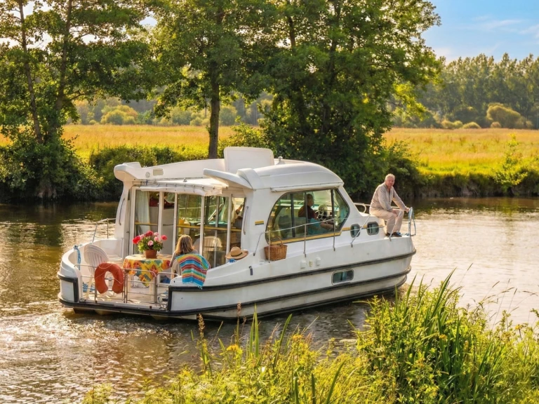 Bareboat Rental Motorboat Nicols Yacht with a boat licence