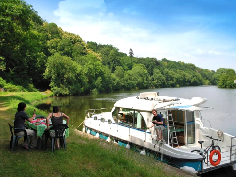 Motorboat rental with or without captain Nicols Yacht Amieira
