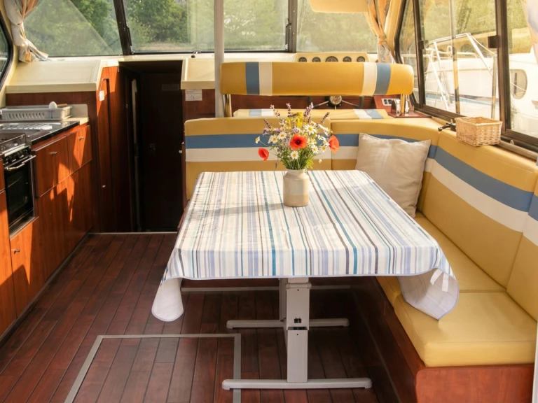 Nicols Yacht Nicols Sedan 1310 charter bareboat or captained in  Amieira