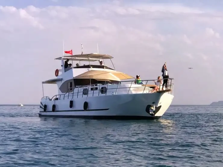 Bareboat Rental Motorboat Custom with a boat licence