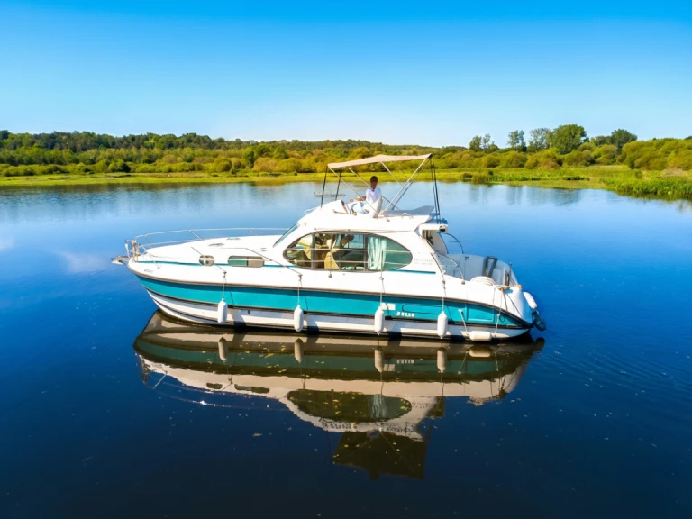 Motorboat for rent Glénac at the best price
