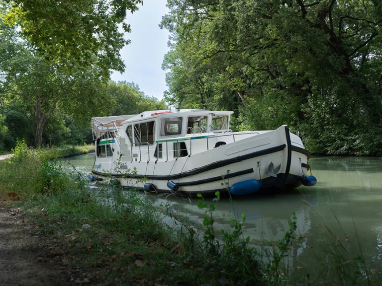 Bareboat Rental Houseboat Pénichette with a boat licence