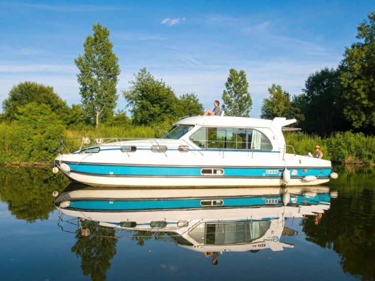 Motorboat rental in Sermoise-sur-Loire - Nicols Yacht Nicols Sedan 1170