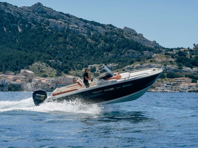 Bareboat Rental Motorboat Invictus  with a boat licence
