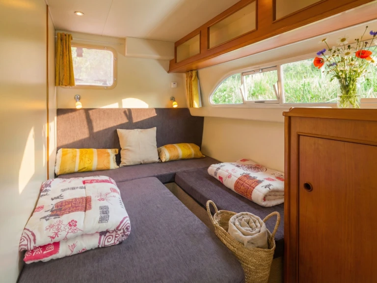 Yacht charter Cahors cheap Europa E.600