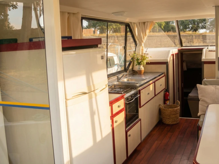 Boat rental Nicols Yacht Nicols Sedan 800 in Sermoise-sur-Loire on Samboat