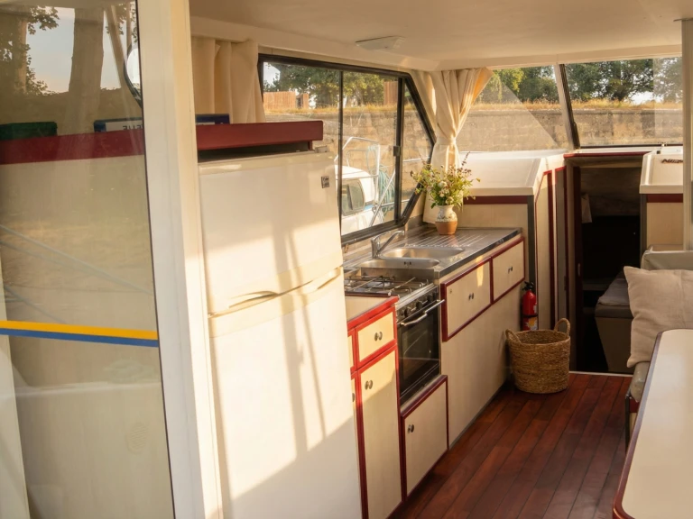 Rent a Nicols Yacht Nicols Sedan 1310 Amieira