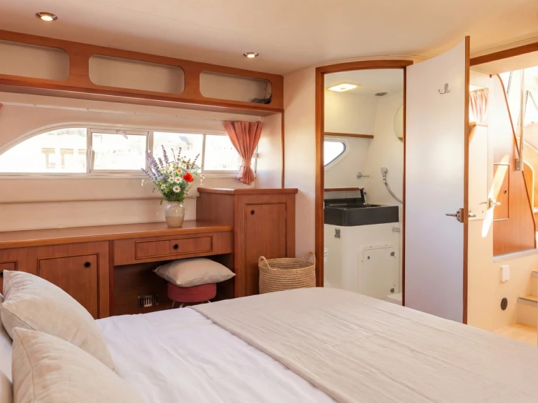 Yacht charter Montesquieu-Lauragais cheap Europa E.400