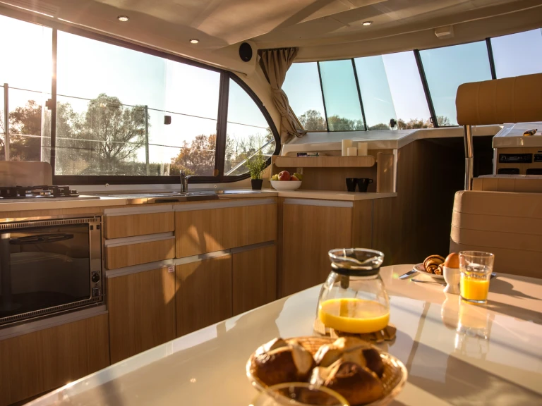 Motorboat rental with or without captain Pénichette Nieuw-Loosdrecht