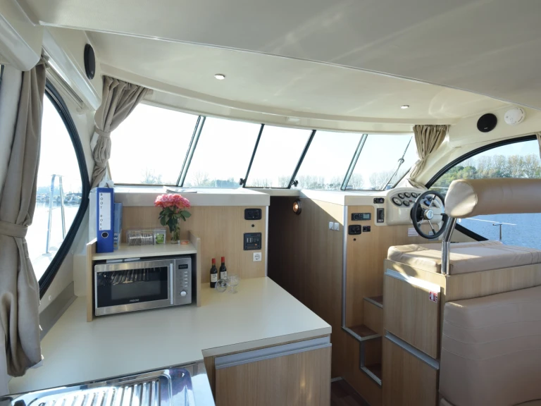Motorboat rental with or without captain Nicols Yacht Le Somail