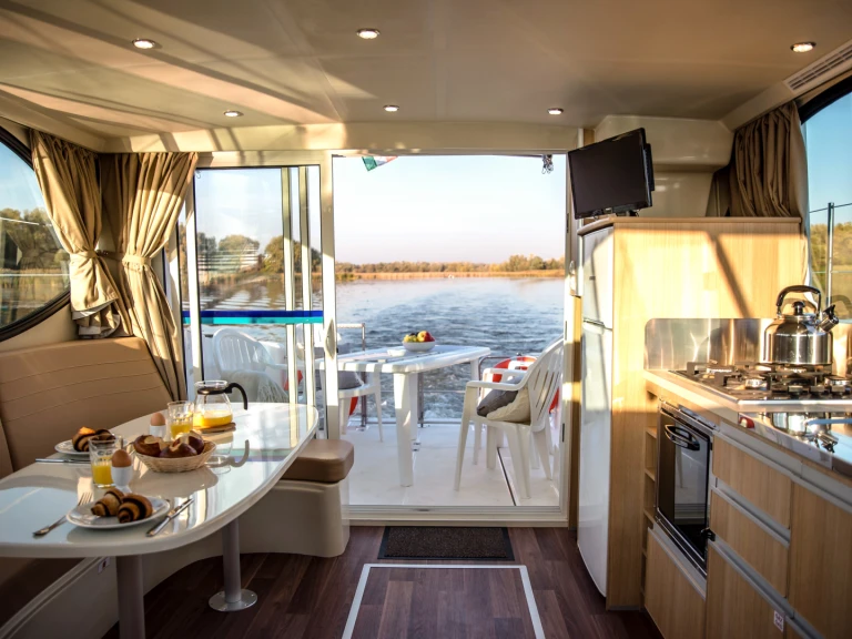 Motorboat rental with or without captain Nicols Yacht Kisköre