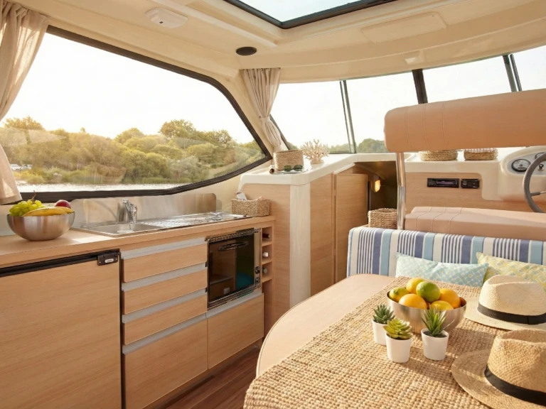 Motorboat rental with or without captain Nicols Yacht Dole