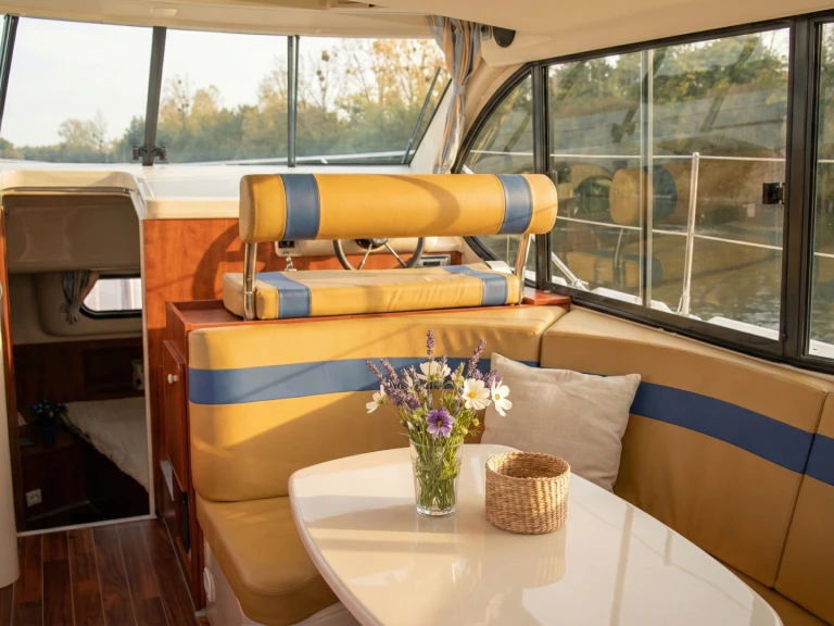 Motorboat rental with or without captain Nicols Yacht Amieira