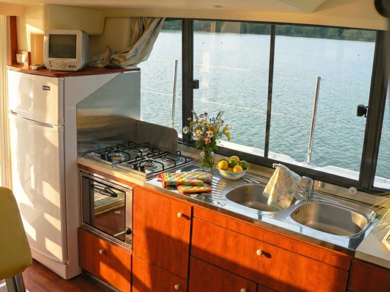Motorboat for rent Kisköre at the best price