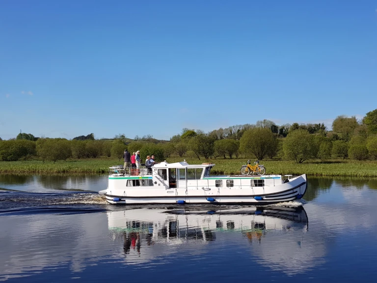 Houseboat for rent Dompierre-sur-Besbre at the best price