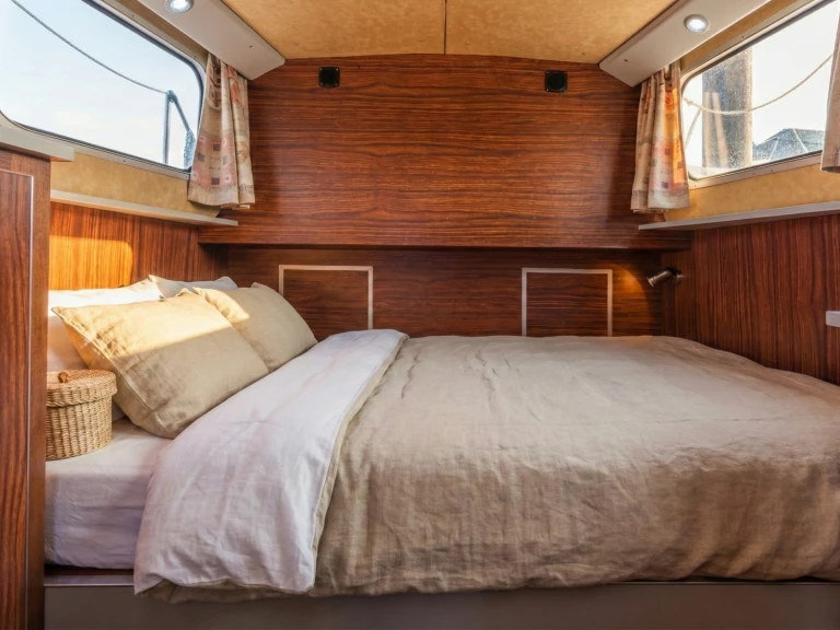 Bareboat Rental Houseboat Pénichette with a boat licence