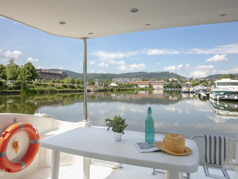 Motorboat rental in Sablé-sur-Sarthe - Nicols Yacht Nicols Octo Fly 12