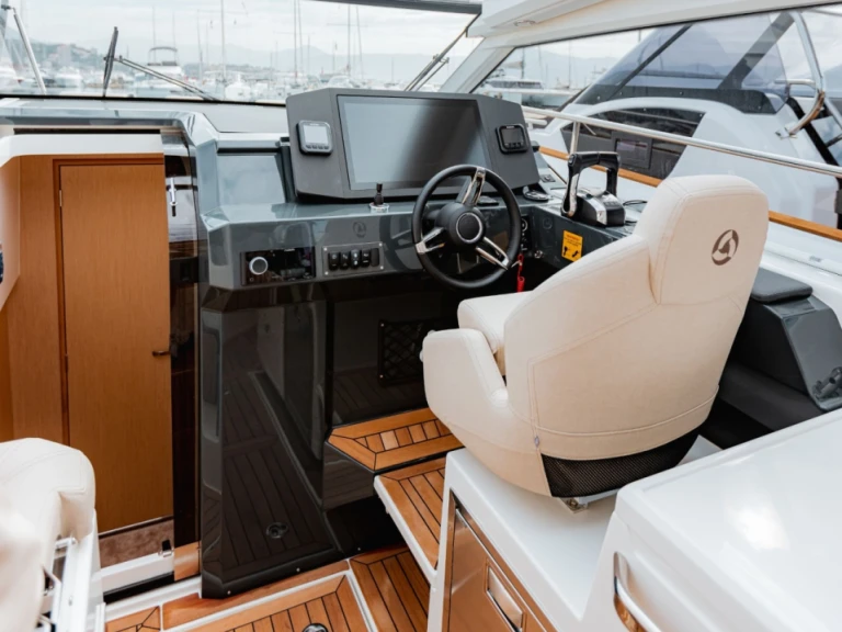 Boat rental AUSTIN PARKER PARKER 110 in Porticcio on Samboat
