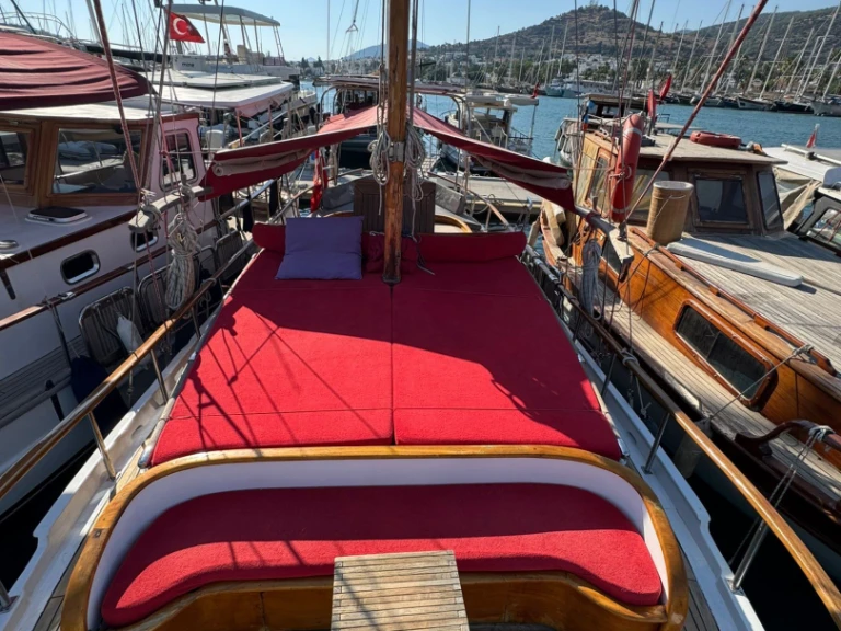 Bareboat Rental Sailboat Tirhandil  with a boat licence