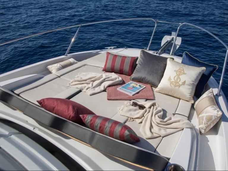 Motorboat rental in Vieux Port Golfe-Juan - Jeanneau Cap Camarat 9.0 WA