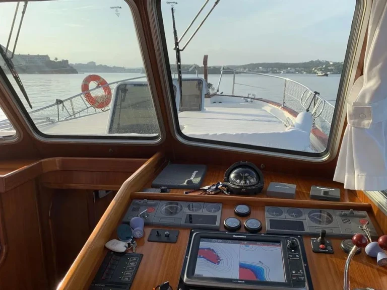 Menorquin MY 120 in Mahón on SamBoat