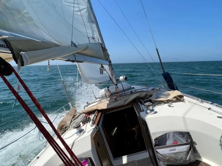 Rent a Bavaria Bavaria 32 Cruiser La Rochelle