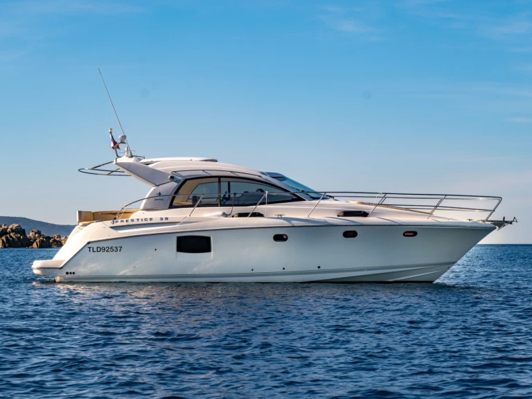 Bareboat Rental Motorboat Jeanneau with a boat licence