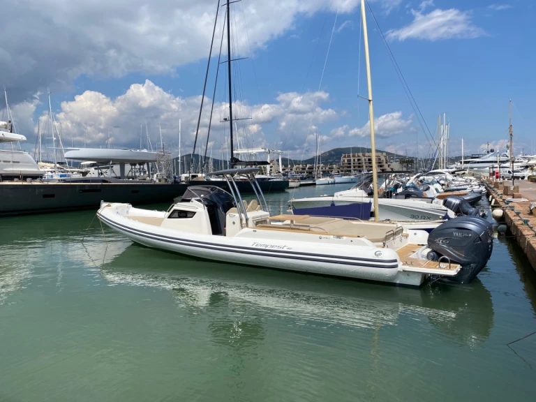 Bareboat Rental RIB Capelli with a boat licence