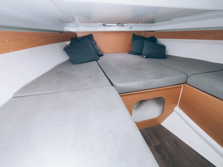 Rent a Bénéteau Flyer 7 SUNdeck Sète