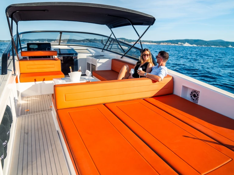 Bareboat Rental Motorboat VanDutch with a boat licence