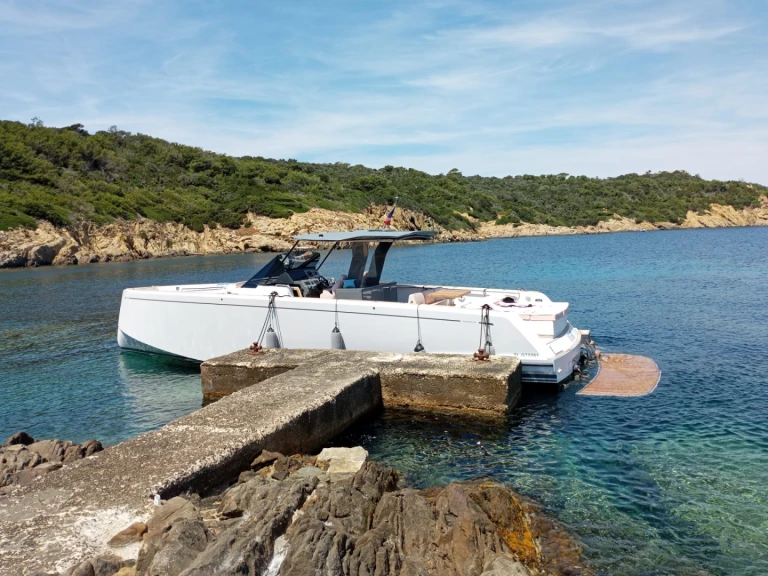 Bareboat Rental Luxury Yacht Pardo Yachts with a boat licence