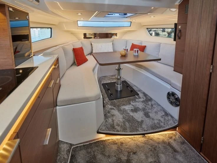 Motorboat rental with or without captain Jeanneau Ajaccio