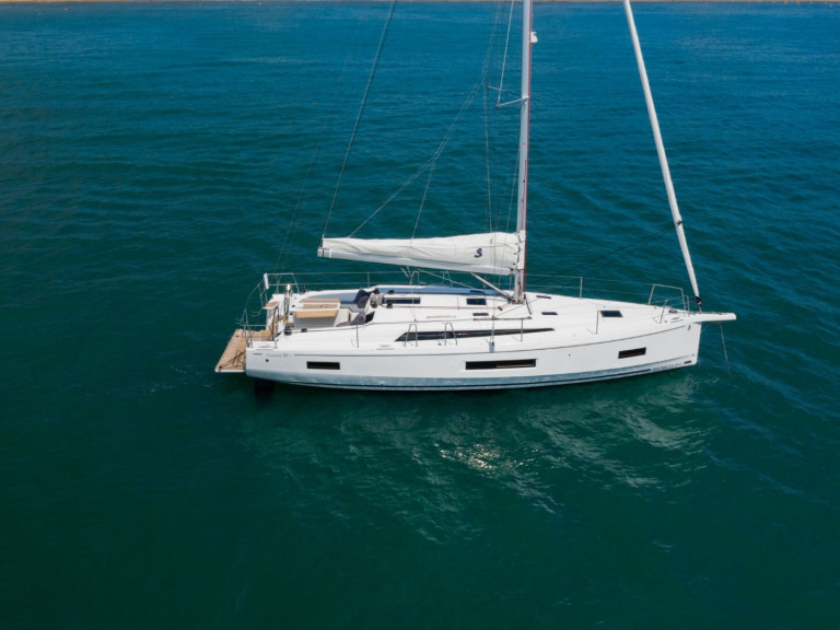 Boat rental Bénéteau Oceanis 40.1 in Ajaccio on Samboat